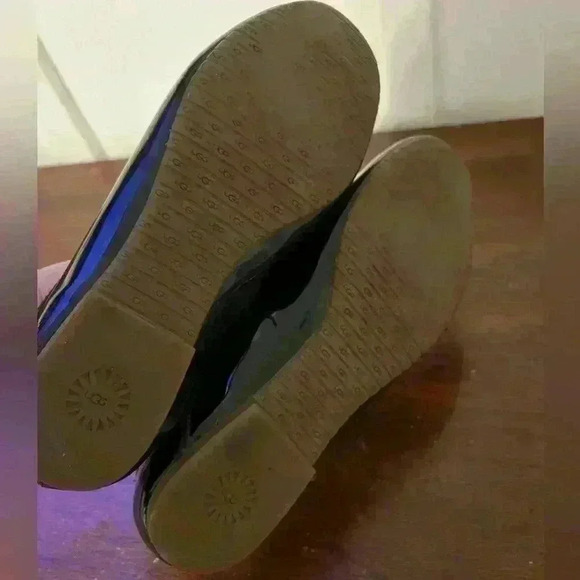 UGG patent leather shoes size 8 - Picture 8 of 9